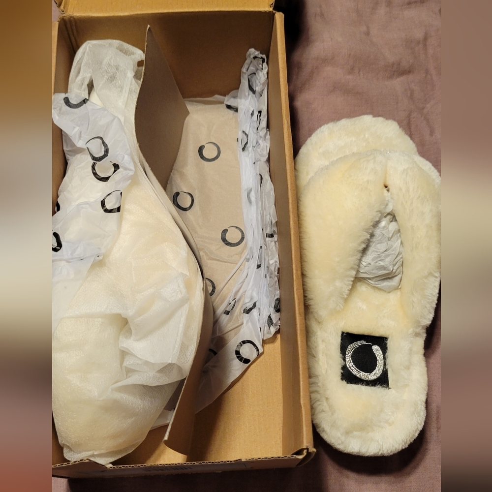 NWT Slipper Sandals Journee Collection - Dream Foam